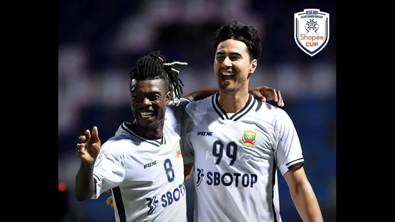Cầu thủ Shan Utd tập trung theo dõi đối thủ Johor DT Cầu thủ Shan Utd tập trung theo dõi đối thủ Johor DT
