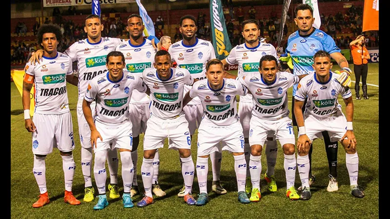 Cầu thủ Zeledon và Sporting FC tranh chấp trên sân cỏ Cầu thủ Zeledon và Sporting FC tranh chấp trên sân cỏ