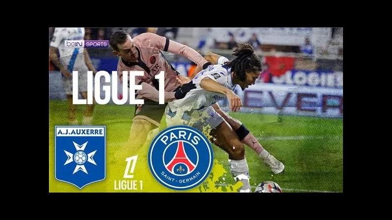 Cầu thủ Auxerre và Paris đang tranh chấp bóng trên sân cỏ Cầu thủ Auxerre và Paris đang tranh chấp bóng trên sân cỏ
