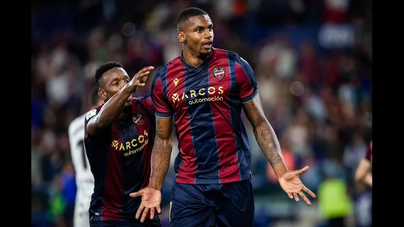 Cầu thủ Levante nỗ lực ngăn chặn cú sút của Barca