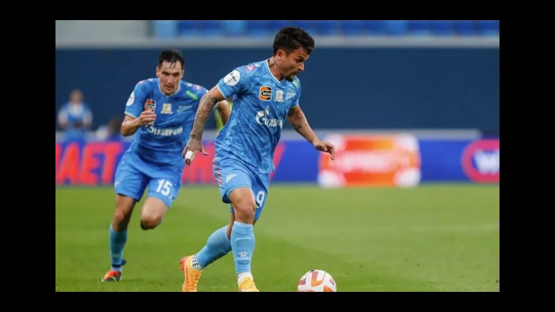 Cầu thủ của Zenit và CSKA Moscow tranh chấp bóng trên sân Cầu thủ của Zenit và CSKA Moscow tranh chấp bóng trên sân